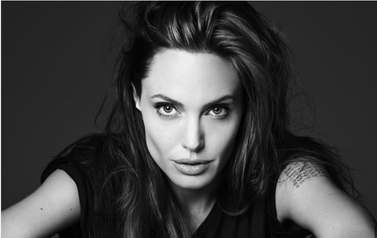Angelina Jolie dişleri