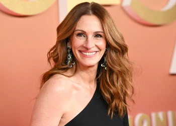 Julia Roberts İkonik Gülümsemesini Veneerler ve Doğal Zarafetle Nasıl Koruyor?