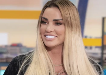 Katie Price'ın Göz Kamaştırıcı Diş Yolculuğu