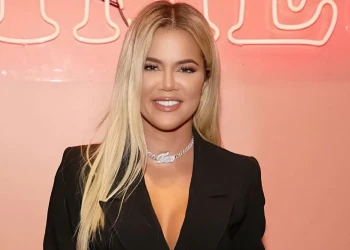 Khloe Kardashian Gülümsemesini Veneerler ve Özgüvenli İncelikle Nasıl Güçlendirdi?