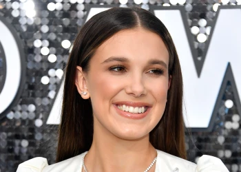 Millie Bobby Brown Gülümsemesini Veneerler ve Özgüvenli Zarafetle Nasıl İnceltdi?