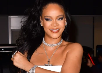 Rihanna'nın Özgüvenli Gülümseme Dönüşümü