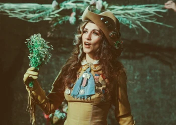 Sierra Ferrell Dişleri ve Muhteşem Gülümsemesi