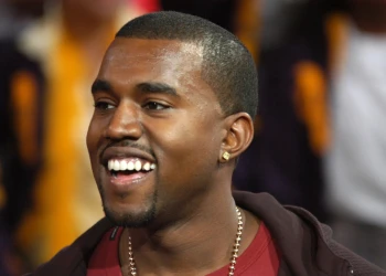 Kanye West Dişlerinin Evrimi: Klasik Gülümsemeden Sanatsal İfadeye