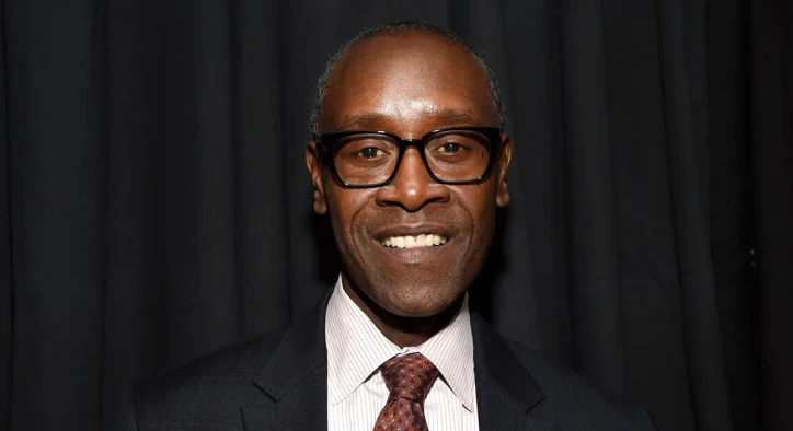 Don Cheadle'ın Parlak Gülümsemesi: Bir Hollywood Dönüşümü