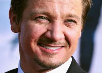 Jeremy Renner Yeni Dişleri Şimdi – Öncesi ve Sonrası