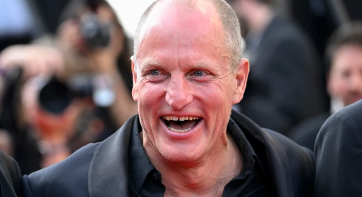 Hat Woody Harrelson seine Zähne machen lassen?