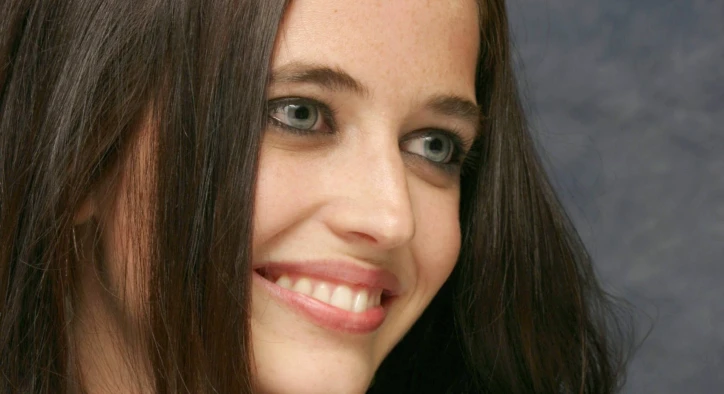 Transformace zubů Evy Green – před a po