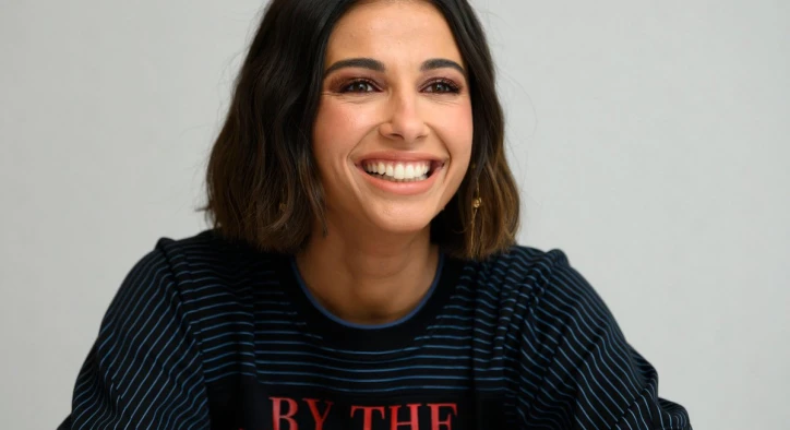Naomi Scott Zähne: Das strahlende Lächeln der Leinwand