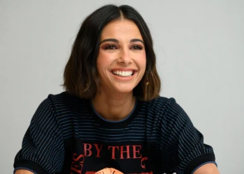 Naomi Scott зубы: Сияющая улыбка экрана