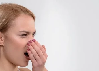 Zápach z úst Příčiny, symptomy & trvalá řešení
