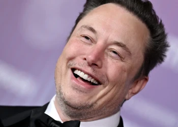 Elon Musks Zähne: Smile Makeover, Implantate & Kronen