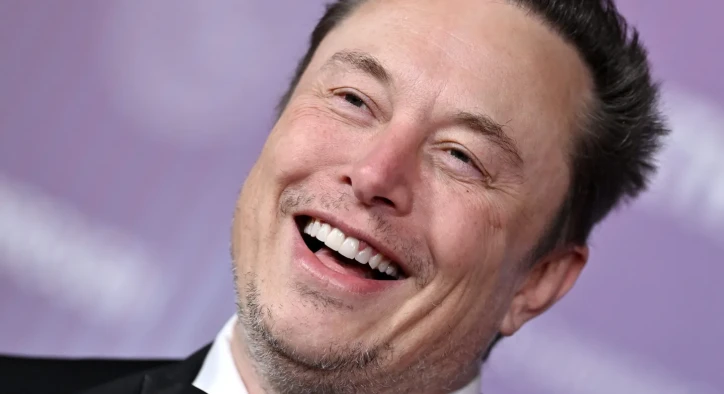 Elon Musks Zähne: Smile Makeover, Implantate & Kronen