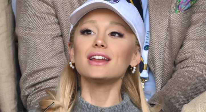 Zuby Ariany Grande: Fotky Pred a Po, Fazety a Diamant